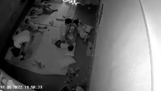 Cô giáo bất ngờ lấy túi bóng đen chùm vào đầu cháu bé và đánh. Ảnh cắt từ clip.