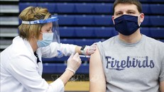 Nhân viên y tế tiêm vaccine ngừa COVID-19 cho giáo viên tại một trường học ở Dayton, Ohio, Mỹ. Ảnh: AFP/TTXVN