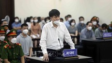 Bị cáo Trương Quốc Cường trả lời câu hỏi của Hội đồng xét xử, ngày 12/5/2022. Ảnh: An Đăng/TTXVN