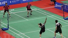 Vận động viên cầu lông Đỗ Tuấn Đức và Phạm Hồng Nam (Việt Nam-áo trắng đen) đấu với vận động viên cầu lông Màn Wei Chống và Tee Kai Wun (Malaysia-áo tím) ở nội dung đồng đội nam. (Ảnh: Danh Lam/TTXVN)