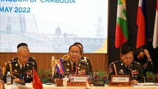 Đại tướng Nem Sowat (giữa), Tổng cục trưởng Tổng cục Chính sách và Đối ngoại, Bộ Quốc phòng Vương quốc Campuchia chủ trì các Hội nghị. Ảnh: Trần Long/Pv TTXVN tại Campuchia