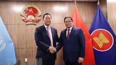 Thủ tướng Phạm Minh Chính tiếp ông Joseph Bae, Chủ tịch Quỹ đầu tư Kohlberg Kravis Roberts (KKR). (Ảnh: Dương Giang/TTXVN)