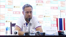 HLV trưởng U23 Thái Lan Mano Polking trả lời câu hỏi của phóng viên các cơ quan thông tấn báo chí trong nước và quốc tế, ngày 21/5. Ảnh: Phạm Kiên/TTXVN