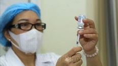 Tiêm vaccine phòng COVID-19 cho người dân. Ảnh: TTXVN