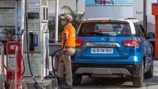 Bơm xăng cho phương tiện tại một trạm xăng ở New Delhi, Ấn Độ. (Ảnh: THX/TTXVN)