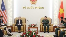 Thượng tướng Hoàng Xuân Chiến trao đổi với bà Wendy Sherman. (Nguồn: Qdnd.vn)