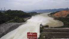 Toàn cảnh xả nước hồ thuỷ điện Hoà Bình trong chiều ngày 13/6. Ảnh: Trọng Đạt/TTXVN