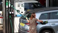 Bơm xăng tại một trạm xăng ở Camberley, London, Anh. Ảnh: AFP/TTXVN