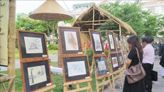 Khách tham quan triển lãm.