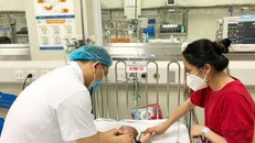 Điều trị cho trẻ bị tiêu chảy. Ảnh: BV