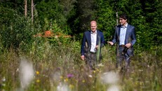 Thủ tướng Đức Olaf Scholz nói chuyện với người đồng cấp Canada Justin Trudeau tại hội nghị thượng đỉnh G7. Ảnh: Politico.eu