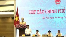 Thứ trưởng Bộ Tài chính Nguyễn Đức Chi trả lời báo chí tại cuộc họp báo.