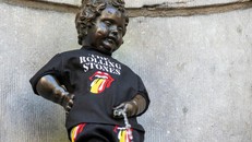 "Cậu bé tè" Manneken-Pis mặc trang phục của nhóm nhạc Rolling Stones. Ảnh: brusselstimes.com