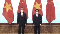 Phó Thủ tướng Thường trực Phạm Bình Minh đón Ủy viên Quốc vụ, Bộ trưởng Ngoại giao Trung Quốc Vương Nghị dự Phiên họp lần thứ 13 Ủy ban Chỉ đạo hợp tác song phương Việt Nam-Trung Quốc tháng 9/2021 tại Hà Nội. (Ảnh: Lâm Khánh/TTXVN)