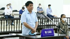 Bị cáo Nguyễn Đức Chung (cựu Chủ tịch Ủy ban Nhân dân thành phố Hà Nội) khai báo trước Tòa. (Ảnh: Phạm Kiên/TTXVN)