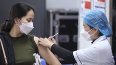 Nhân viên y tế tiêm vaccine phòng COVID-19 cho người dân. (Ảnh: Minh Quyết/TTXVN)