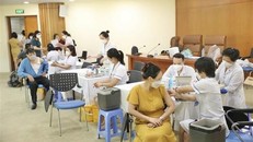 Cán bộ, công chức, viên chức và người lao động hưởng ứng tiêm vaccine mũi nhắc lại trong ngày phát động, sáng 5/7/2022 tại Hà Nội. (Ảnh: Minh Quyết/TTXVN)