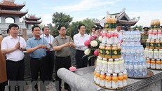 Thủ tướng Phạm Minh Chính và đoàn công tác dâng hương, hoa tại Đền Chung Sơn trong Khu di tích Kim Liên ở Nghệ An. (Ảnh: Dương Giang/TTXVN)