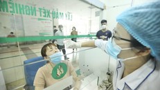 Nhân viên y tế lấy mẫu xét nghiệm cúm A cho bệnh nhân tại Bệnh viện Bệnh nhiệt đới Trung ương. (Ảnh: Minh Quyết/TTXVN)