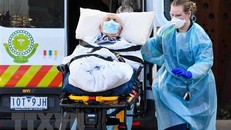 Chuyển bệnh nhân nhiễm COVID-19 tới điều trị tại bệnh viện ở Melbourne, Australia. (Ảnh: AFP/TTXVN)