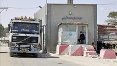 Xe tải chở hàng đi qua cửa khẩu Kerem Shalom giữa Israel và Dải Gaza, tại Rafah ngày 1/9/2021. Ảnh tư liệu: AFP/TTXVN