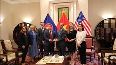 Đại sứ Nguyễn Quốc Dũng tại buổi bàn giao cổ vật Việt Nam từ đại diện FBI, Bộ Ngoại giao và Bộ An ninh nội địa Hoa Kỳ. Ảnh: TTXVN phát