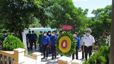 Lễ dâng hương, dâng hoa tưởng niệm các cán bộ, chiến sĩ Tàu C235. Ảnh tư liệu: Phan Sáu/TTXVN