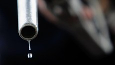 Bơm xăng tại một trạm xăng ở Tehran, Iran. Ảnh: AFP/TTXVN