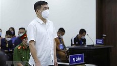 Bị cáo Phùng Anh Lê khai báo trước tòa. (Ảnh: An Đăng/TTXVN)