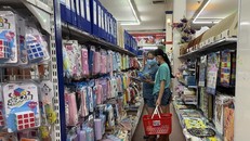 Phụ huynh mua sách tại một nhà sách lớn trên phố Lý Thường Kiệt (Hà Nội). Ảnh: Thu Trang.