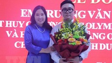 Niềm vui của em Trương Văn Quốc Bảo và cô giáo Cao Thị Lan Thanh trở về từ cuộc thi Olympic Tin học quốc tế tại trường THPT Chuyên Phan Bội Châu. (Ảnh: Bích Huệ/TTXVN)