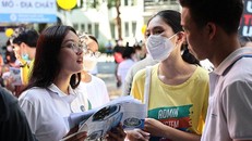 Thí sinh tham dự ngày hội tư vấn xét tuyển đại học 2022. Ảnh: Lê Phú.