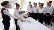 Đào tạo nghiệp vụ buồng, bàn, nhà hàng, khách sạn. Ảnh: TTXVN