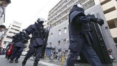 Cảnh sát điều tra tại hiện trường vụ nổ súng vào cựu Thủ tướng Abe Shinzo tại Nara, Nhật Bản, ngày 8/7/2022. Ảnh: Kyodo/TTXVN