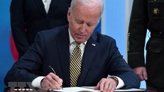 Tổng thống Mỹ Joe Biden ký khoản viện trợ quân sự cho Ukraine. (Ảnh: AFP/TTXVN)