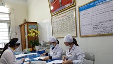 Nhân viên y tế làm công tác chuyên môn. (Ảnh: T.G/Vietnam+)