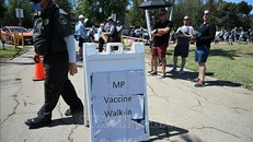 Một điểm tiêm vaccine phòng bệnh đậu mùa khỉ ở Los Angeles, bang California, Mỹ ngày 27/7/2022. Ảnh: AFP/TTXVN