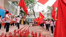 Học sinh tập trung chuẩn bị cho năm học mới. (Ảnh: Thanh Tùng/TTXVN)