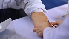 Kỹ thuật viên thực hiện tiêm TST để chẩn đoán nhiễm lao cho người tiếp xúc với ca bệnh lao. (Ảnh: Minh Quyết/TTXVN)