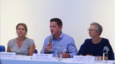 Ông Cédric Lesec, Giám đốc đối ngoại Bảo tàng Confluences, Pháp, phát biểu tại buổi họp báo.