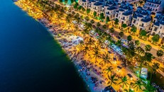 Phố lên đèn, cư dân 'Quận Ocean' háo hức lên đồ đi dạ hội