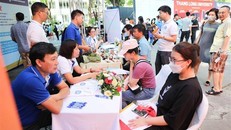 Thí sinh tìm hiểu thông tin tại gian tư vấn xét tuyển của trường đại học Mỏ - Địa chất. Ảnh: Thanh Tùng/TTXVN