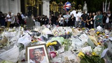 Người dân đặt hoa tưởng niệm Nữ hoàng Elizabeth II tại London, Anh ngày 10/9/2022. Ảnh: AFP/TTXVN