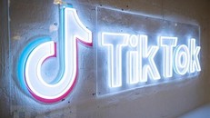 Biểu tượng mạng xã hội TikTok tại London, Anh. (Ảnh: AFP/TTXVN)