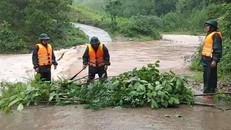 Tổ công tác Đồn Biên phòng Ra Mai, Bộ đội biên phòng Quảng Bình chốt chặn các ngầm tràn, tuyến đường giao thông dễ sạt lở, tiềm ẩn nguy hiểm, tuyên truyền người dân không qua lại nhằm đảm bảo an toàn. (Ảnh: TTXVN phát)