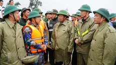 Phó Thủ tướng Chính phủ Lê Văn Thành kiểm tra tình hình thiệt hại và công tác khắc phục hậu quả. (Ảnh: TTXVN phát)