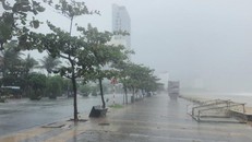 Gió giật mạnh liên hồi kèm theo mưa lớn khu vực ven biển Mỹ Khê, Đà Nẵng. (Ảnh: Văn Dũng/TTXVN)