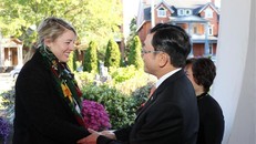Đại sứ Việt Nam tại Canada Phạm Cao Phong và Ngoại trưởng Canada Melanie Joly. Ảnh: Trung Dũng/PV TTXVN tại Canada