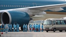 Đưa công dân Việt Nam về nước. (Ảnh: TTXVN)