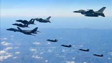 Máy bay ném bom B-1B (trái), US F-35A (phía xa) của Không lực Mỹ (trái) và F-16 (phải) cùng F-15K (trái, phía trên) của Hàn Quốc trong cuộc tập trận chung thường niên "Vigilant Ace" ngày 6/12/2017. Ảnh tư liệu: AFP/TTXVN